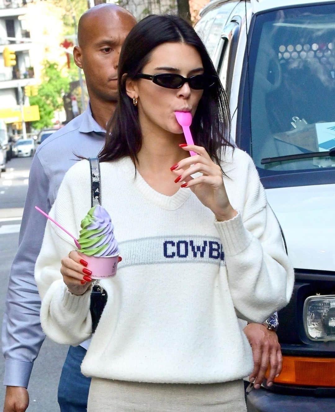 Just Jaredさんのインスタグラム写真 - (Just JaredInstagram)「@kendalljenner enjoys a sweet treat while out and about in NYC! More pics at JustJared.com #KendallJenner Photos: Backgrid」5月9日 9時56分 - justjared