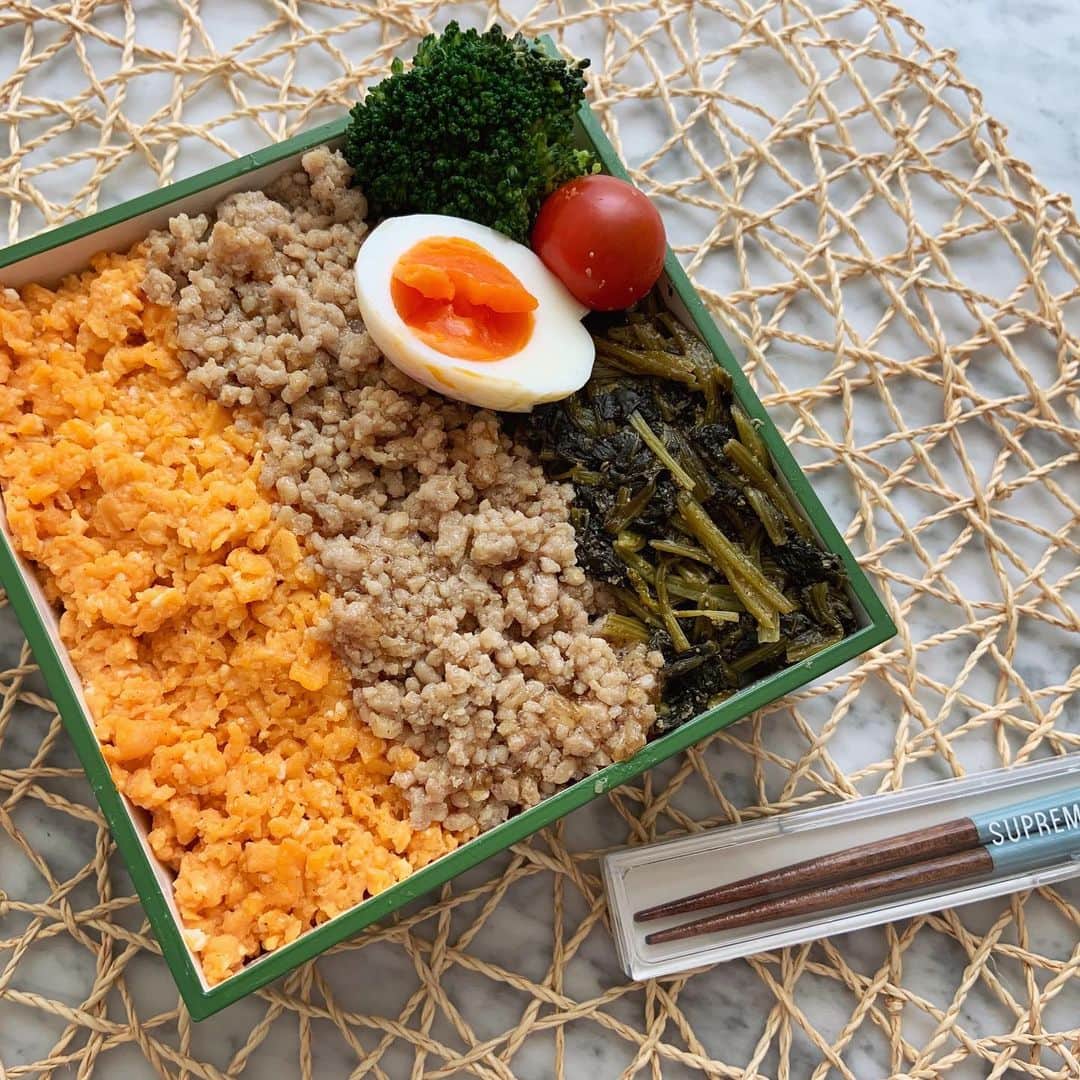 本田しおりのインスタグラム：「#今日のお弁当  #三色弁当 #海老チリ#たけのこ煮#人参ラペ#ゆで卵#赤ウインナー  #お弁当 #旦那さん弁当 #神ちゃん弁当 #神弁」