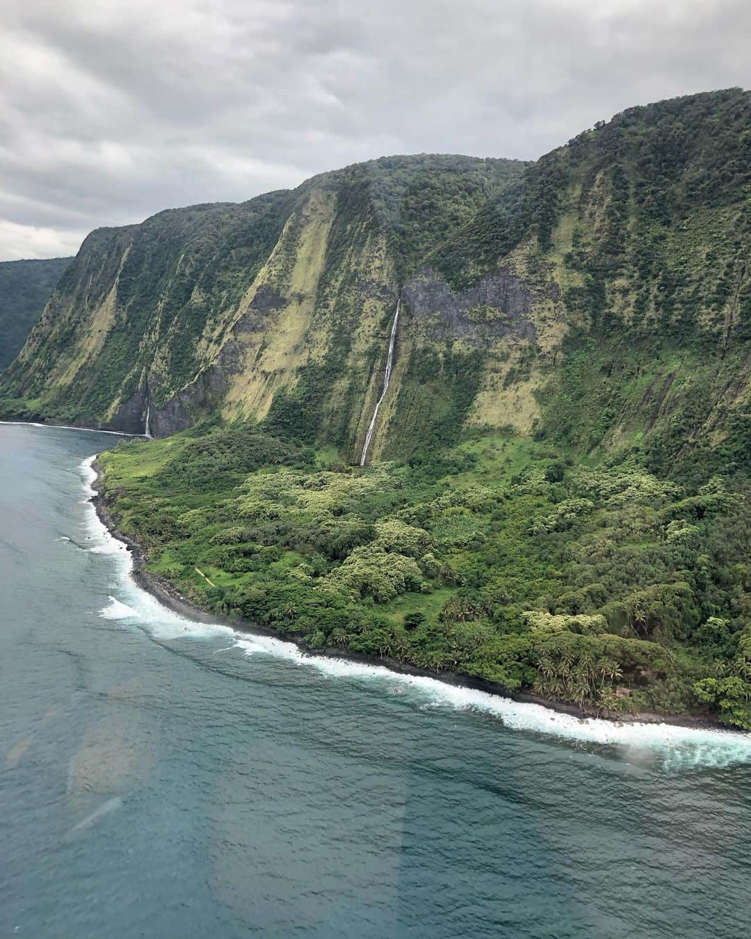 バド・ノリスさんのインスタグラム写真 - (バド・ノリスInstagram)「What a weekend exploring all of the incredible corners of the island. Once in a lifetime experience with @paradisehelicopters」5月9日 10時01分 - thebud_norris