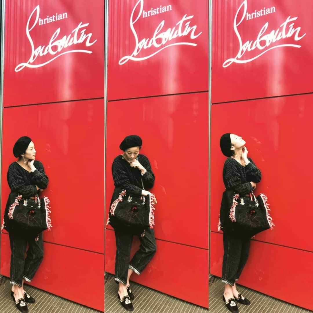 西山茉希さんのインスタグラム写真 - (西山茉希Instagram)「@louboutinworld  #俺流コーデ #されどゆるく  ルブタン先生の新作達がこれまた可愛すぎてズキュンズキュン。 お気に入りデカバックシリーズ。 今回のデザインはポルトガル。  #大人カラーを子供みたいに持ちたい #黒あそび #黒mix #christianlouboutin #portugaba  レインボーシリーズなんて瞬殺で抱きしめちゃうよね。  #ときめきチャンス #視界からのサプリメント #伊勢丹新宿ポップアップ #5月13日スタート  赤×黒。 ぐんもです。」5月9日 10時07分 - maki.nshiyama50