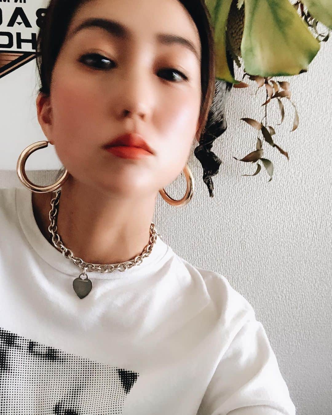 堀舞紀さんのインスタグラム写真 - (堀舞紀Instagram)「⛓⛓⛓ . . . . . 今日も朝からお弁当に謎なキャラをぶち込んで 幼稚園へ送り出し完了🧸 . 久々に旦那が帰国してきますが、 キャニオには伝えていません🙄 お迎えパピに行かせて影から覗いて驚かせちゃお〜っと💜 . ってくだらない事ばかり妄想して楽しんでいます… . . アクセサリージャラジャラ。 #accessory #instagood  #vintagemood」5月9日 10時10分 - mainohori