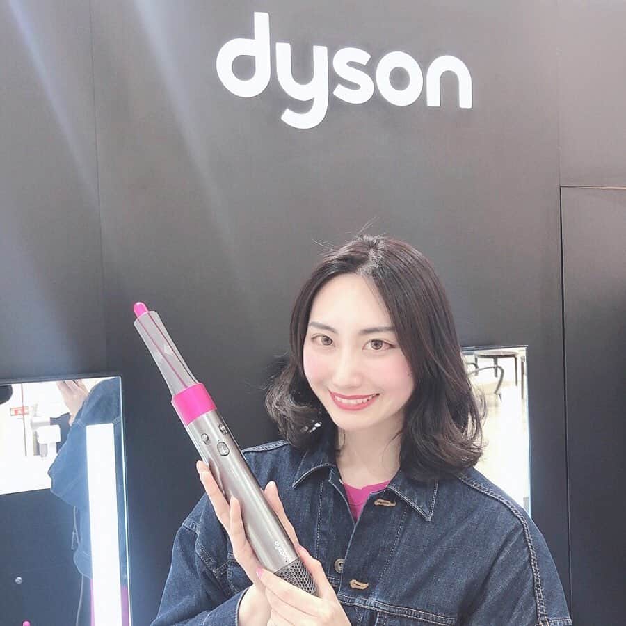 のインスタグラム：「JR名古屋タカシマヤ 3Fのローズパティオ にて 『Dyson Airwrap™』のポップアップが開催されています！ . 私もこのエアラップ、体験してみました！！ 髪に近づけたら、勝手に髪が巻きついてくれて、とーっても簡単に使えました☺️ コテと違って、髪が傷みにくく、とっても艶が出る仕上がりです！！ . 実際にポップアップショップで、商品の体験ができます💓 5/8〜5/14までの期間限定ですので、是非一度お試しください☺️ . . . #dysonhair #エアラップ #PR #dysonairwrap  #dyson #巻き髪 #コスメ #メイク #hair #hairmake #hairstyle  #名古屋 #popup #popupshop  #艶髪」