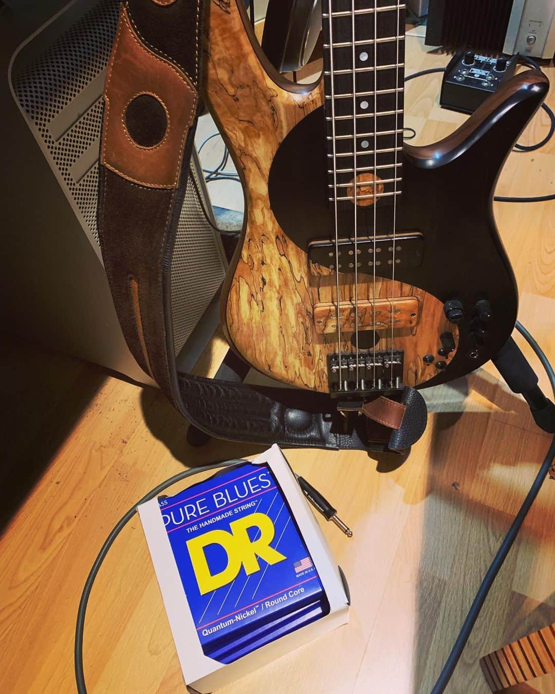 ヴィクター・ウッテンのインスタグラム：「It’s a good day.  #drstrings #foderabass #yinyang #ergostraps #victorwooten」