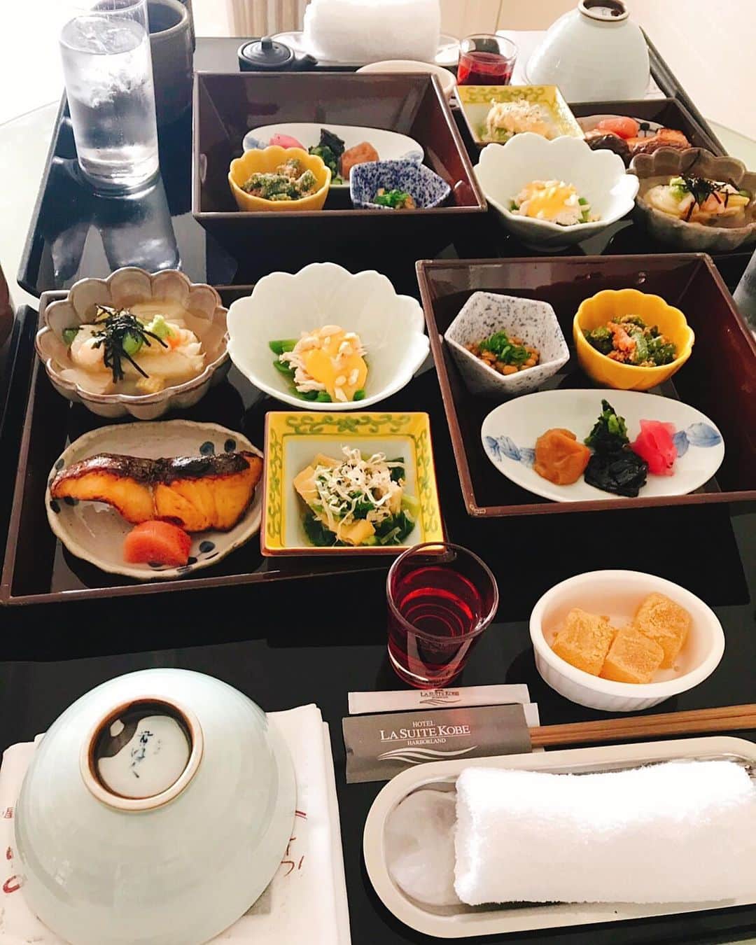 キャシー中島さんのインスタグラム写真 - (キャシー中島Instagram)「* おはようございま~す。 神戸の朝です。 昨日のテレビの取材は、 指の病気#ヘバーデン結節 の取材でした。 朝食を食べて今日もレッスン! 今日の夜0時に#QVC で 新作の#キャシーマム タオルケットを販売します。 夜遅いけど見てね❣️」5月9日 10時18分 - official_kathynakajima