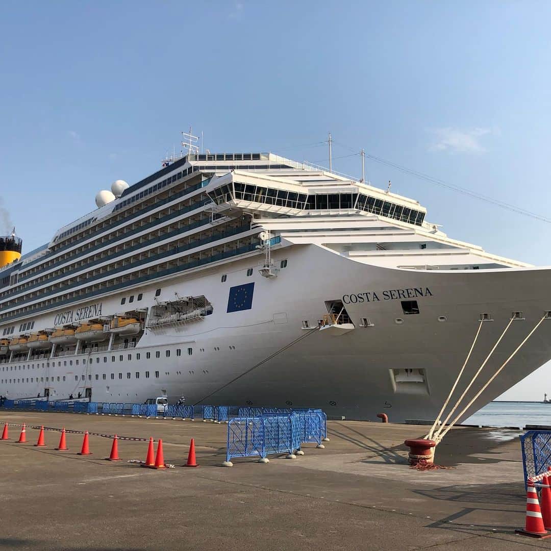 のインスタグラム：「‪小樽港に巨大なクルーズ船が来航🛳‬ ‪①コスタ・セレーナ（イタリア船籍）‬ ‪定員2930名➡︎猿払村の人口より多い！‬ ‪小樽港最大級の船✨‬ ‪②バイキング・オリオン（ノルウェー船籍）定員930名 この後カナダへ🇨🇦‬ ‪いつかこんな船でのんびり旅したいですね😔✨ さて別の取材に余市へ！‬ ‪#豪華客船‬ ‪#クルーズ‬」