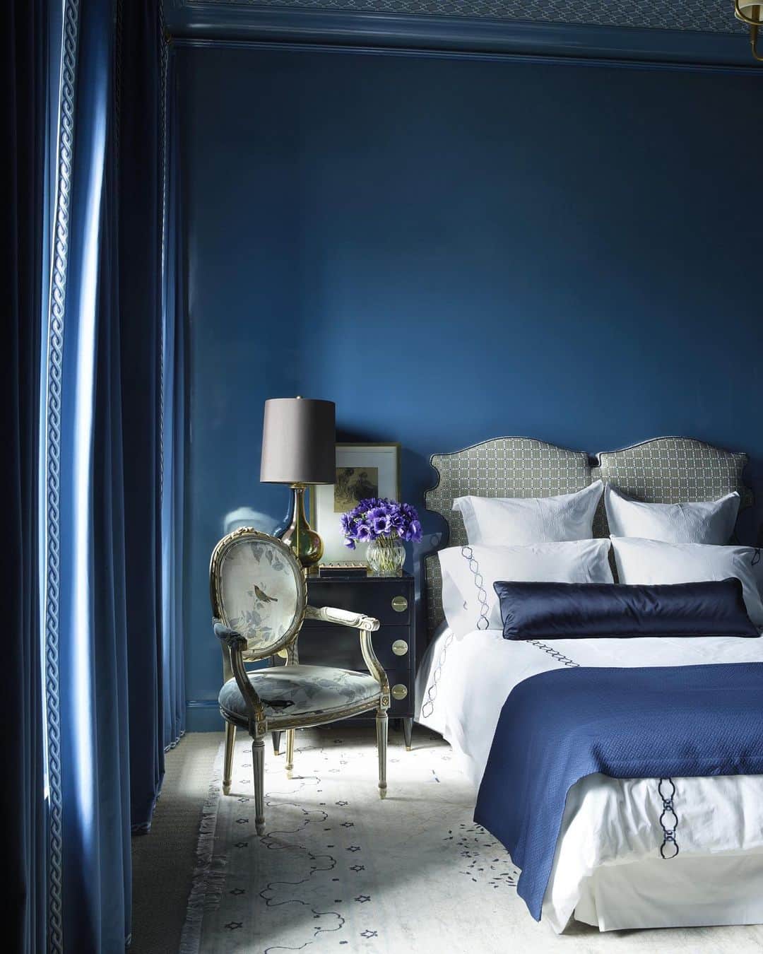 ELLE DECORさんのインスタグラム写真 - (ELLE DECORInstagram)「A cool blue bedroom. 💙 The headboard is covered in a vintage French fabric, and the pillow and coverlet are in a Lee Jofa silk. Design by @alisa_bloom, photography by @simonuptonphotos, from the ED archive.」5月9日 10時29分 - elledecor