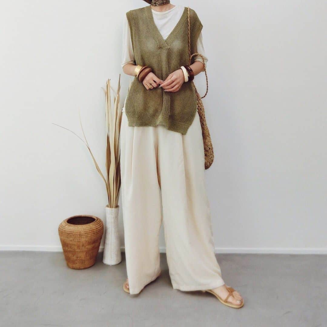 CONFIDENCE akinaのインスタグラム：「・ 2019.05.09 おはよ♡ 昨日のふく cs/vest/sandal @cft_akina (sample) accessory @cft_akina (販売予定) pants @cft__official (前の) scarf @todayful_official @lifes_store  bag @zara ・ ・ 昨日(2019.05.08)は色々と 私にとって会社にとって とても大切な契約日でした! 連休中ですっかりやったけど 5月1日で法人にして丸2年. はやっ! たくさんの人達に支えられて今がある事. 日々過ごしてると 当たり前になってく事も 当たり前ではなくて 本当にありがたい事だと 節目節目に初心に戻って考えると 本当に感謝でいっぱいな毎日を 過させてもらえてるなぁとしみじみ. 今年の8月で起業して4年. また8月長文で語りそうや← 5年目に向けてまだまだ頑張ろう♡! ・ ・ ・ #いきなり語るやつ #しかもコーデpostで語るやつ #記録用 ・ ・ ・ #selectshop_cft #プチプラファッション #プチプラ #ジーユー #ユニクロ #ユニジョ #カジュアル #カジュアルコーデ #ファッション #コーディネート #コーデ #ザラ #ザラジョ #今日のコーデ #今日の服 #きょコ #お洒落さんと繋がりたい#おしゃれさんと繋がりたい#低身長コーデ #置き画くら部 #大人コーデ #シンプルコーデ #ワントーンコーデ #韓国ファッション #春コーデ #todayful #rokubeautyandyouth」