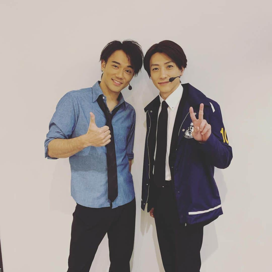 小澤雄太さんのインスタグラム写真 - (小澤雄太Instagram)「皆様 舞台PSYCHO-PASS VV ご来場そして、ご視聴。 本当にありがとうございました！！ 本当に楽しく毎日公演させていただきました✨✨✨ また皆様ともお仕事を出来るように日々精進していきたいと思います！！ 写真は我らが座長！！ 鈴木拡樹くんと！  #舞台 #PSYCHO-PASS #PSYCHO-PASSVV #サイコパス #鈴木拡樹 くん #九泉晴人  #監視官 #小澤雄太 #相田康生 #執行官 #yuta_ozawa #おざっつ #ozatts #pp_stage」5月9日 10時38分 - yuta_ozawa_official