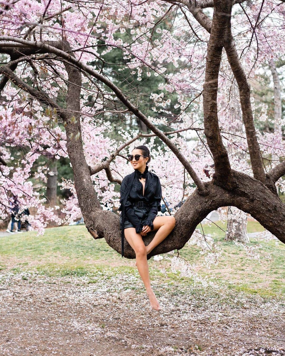 ウェンディー・グエンさんのインスタグラム写真 - (ウェンディー・グエンInstagram)「Surrounded by 🌸🌸🌸. I’m one happy girl!」5月9日 10時33分 - wendyslookbook