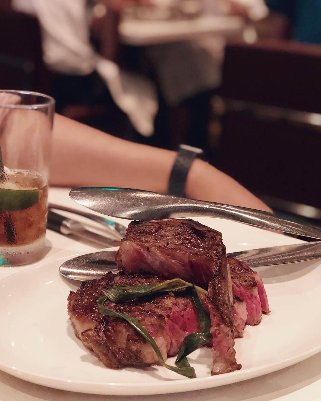 鈴木詩織さんのインスタグラム写真 - (鈴木詩織Instagram)「dinner🍖 @stripsteakhi . 1日目の夜ごはんはステーキ💁🏾 ストリップステーキとフィレ肉をシェアしたよん！ . とっても美味しくてまた次回来たときも絶対行きたい🌺 . インターナショナルマーケットプレイス内にありますよん！ . . . . . #hawaii#waikiki#honolulu#trip#travel#stripsteak#stripsteakwaikiki#steak#dinner#ハワイ#ゴールデンウィーク#ストリップステーキ#ステーキ#フィレ肉#インターナショナルマーケットプレイス#shiorinhawaii2019 #shiorinsstravel」5月9日 10時34分 - shiorin0802suzuki