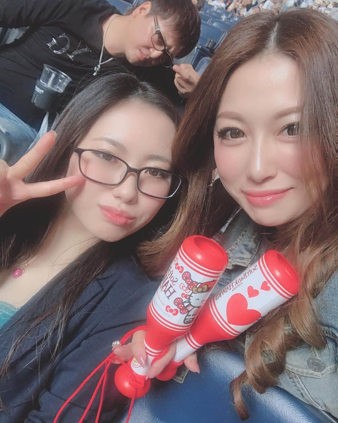 美沙さんのインスタグラム写真 - (美沙Instagram)「2019.05.06 GW 最終日✨ . 聖と愉快な仲間達とドーム⚾️🙌 B6-9H🎉 . お客様の年間シートが神すぎて選手近いしベンチ見えるしホームランボコボコ打つしで終始興奮！！ . 熱男💪もやけどグラ様のホームランパフォ🥊みれたのが嬉しくて嬉しくて😂❤️❤️ たぶん誰よりも叫んで楽しんでたと思う😂 . ドーム終わりはイタリアンSorrisoでボスの誕生日会🎂🎉 シャンパンワイン黒ビールなんか色々めちゃ飲んだ🥵 素敵なGWをありがとうございました🥰❤️ . メイク薄いしボス写ってるし動画ばっかだけど🙊 オリックス推しメンの1000本安打見れず💔 . #baseball #プロ野球 #野球 #オリックスバッファローズ #福岡ソフトバンクホークス #sbhawks  #ホームラン #デスパイネ #グラシアル #松田宣浩 #東浜巨 #T岡田 #ジャパ #バースデー #happybirthday to me 笑笑 #野球女子 #⚾️ #🦅 #野球好きな人と繋がりたい  #福岡 #博多 #中洲 #GRACE #グレイス #聖 #美沙 #篠原美沙 #キャバ嬢の休日」5月9日 10時43分 - misa0623r