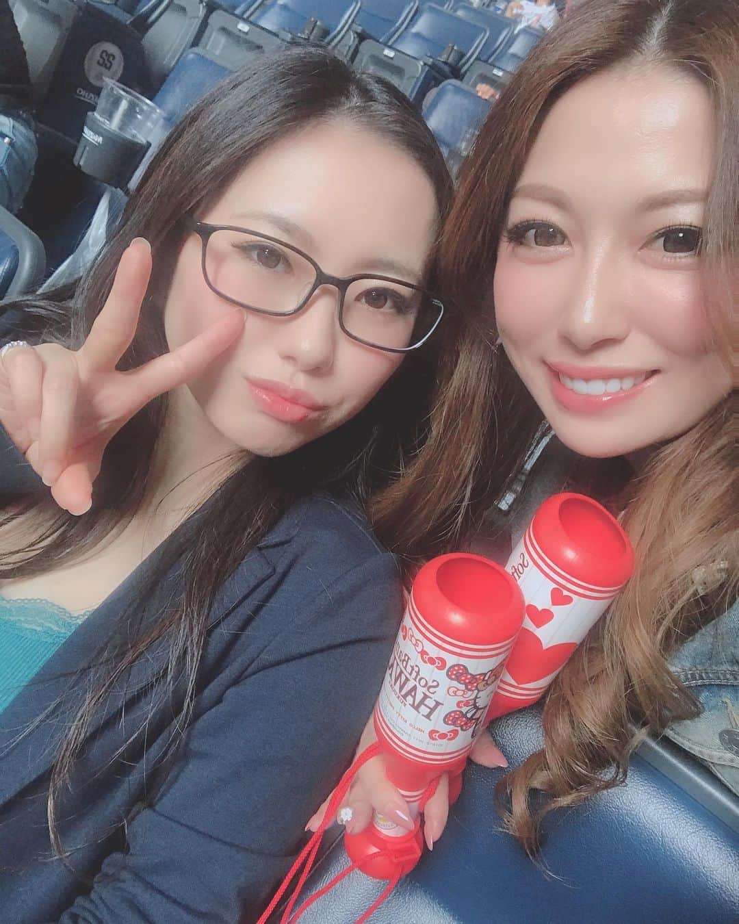 美沙さんのインスタグラム写真 - (美沙Instagram)「2019.05.06 GW 最終日✨ . 聖と愉快な仲間達とドーム⚾️🙌 B6-9H🎉 . お客様の年間シートが神すぎて選手近いしベンチ見えるしホームランボコボコ打つしで終始興奮！！ . 熱男💪もやけどグラ様のホームランパフォ🥊みれたのが嬉しくて嬉しくて😂❤️❤️ たぶん誰よりも叫んで楽しんでたと思う😂 . ドーム終わりはイタリアンSorrisoでボスの誕生日会🎂🎉 シャンパンワイン黒ビールなんか色々めちゃ飲んだ🥵 素敵なGWをありがとうございました🥰❤️ . メイク薄いしボス写ってるし動画ばっかだけど🙊 オリックス推しメンの1000本安打見れず💔 . #baseball #プロ野球 #野球 #オリックスバッファローズ #福岡ソフトバンクホークス #sbhawks  #ホームラン #デスパイネ #グラシアル #松田宣浩 #東浜巨 #T岡田 #ジャパ #バースデー #happybirthday to me 笑笑 #野球女子 #⚾️ #🦅 #野球好きな人と繋がりたい  #福岡 #博多 #中洲 #GRACE #グレイス #聖 #美沙 #篠原美沙 #キャバ嬢の休日」5月9日 10時43分 - misa0623r