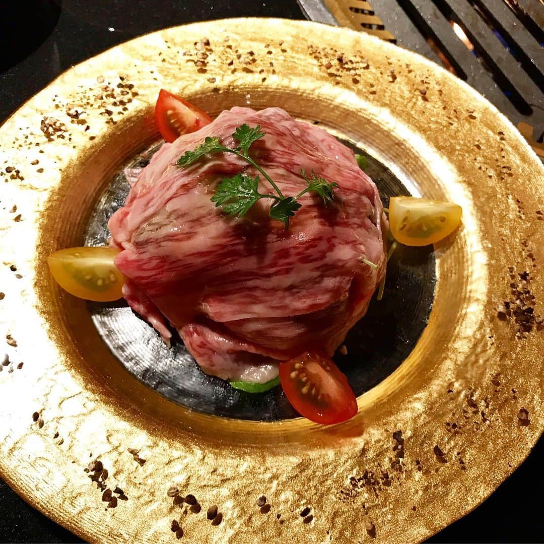 折目遼のインスタグラム：「焼肉ステーキあつし  お肉の甘さと、ドレッシングの酸味が絶妙〜な、サラダでした‼︎ #西麻布 #焼肉 #山形牛 #グルメ」