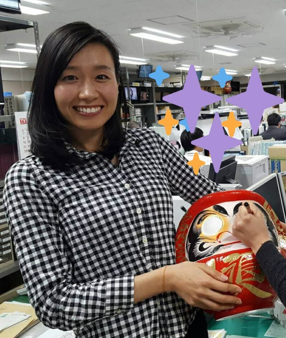女子アナ47さんのインスタグラム写真 - (女子アナ47Instagram)「本日の47発信プロジェクト！元群馬テレビアナウンサーの山部朱里です。 『選挙のニュースで目にする「だるま」と群馬の関係』 群馬テレビのアナウンサー時代、新年度には必ずだるまに目入れをする社内のイベントがあり、見入ったことを今でも覚えています。 最近は選挙のニュースもよく目にするようになり、テレビにうつる「だるま」をみなさんも見覚えがあるかもしれません。 実は、そのだるま達、ほぼすべて群馬県の高崎市で生産されているのです。 高崎市のだるまの生産量は全国の８０％を占めていて、日本一なんですよ！ お馴染みの赤いだるまはもちろん、現在ではたくさんの種類のだるまが作られていることはご存知でしょうか？ 商売繁盛、必勝だるま、合格だるま、家内安全などなど！ 色も、黄色、ピンク、緑と本当にカラフルなだるまもあるんです。 群馬県に遊びに行った際には…  続きはトップページのリンクから『47発信プロジェクト』へ！  #47発信プロジェクト #アナウンサー #フリーアナウンサー #女子アナ #女子アナ47 #地方創生 #地方創生アナウンサー #マッチングサイト #マッチングサービス #47発信プロジェクト  #japanese #announcer #団体 #地方局 #47都道府県 #東京  #47project #群馬県 #群馬 #山部朱里 #群馬テレビ#gunma #toky#だるま#高崎市#お土産#日本一」5月9日 10時56分 - jana47com