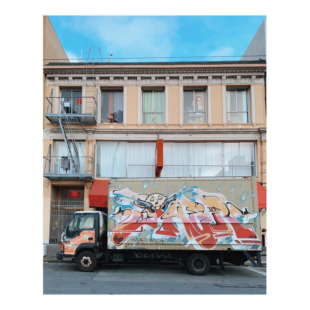 Melissa Santiagoのインスタグラム：「You ever realize you pass something kind of ridiculous every day & don’t even notice it anymore? 🤔🙃🧐 #AutosOfTheMission」