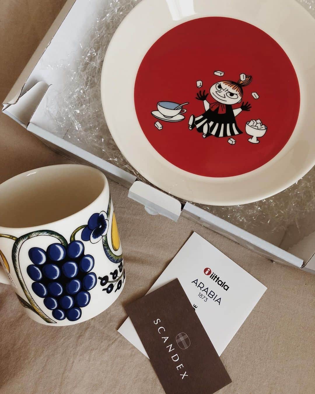 目見田早弥子のインスタグラム：「| Mother's Day  松屋銀座7FのSCANDEXで母&義母へ母の日ギフトを𓆸  私の母は、というか私はマグが好きなので iittala ARABIAのParatiisiのマグ。 義母はムーミンのミイが好きと聞いたので 同じくiittala ARABIAのMOOMINのお皿にしました🌸 北欧ブランドの食器やフラワーベースなど 可愛いものがたくさんで悩みましたが... 気に入ってもらえるといいな☺︎ 母の日フェアは5/12まで開催しているそうです🌿 sponsored #松屋銀座 #matsuyaginza #スキャンデックス #scandex #北欧 #北欧インテリア #北欧雑貨 #北欧デザイン #銀座 #ginza #ギンザ #食器 #器好き #テーブルコーデ #暮らしを楽しむ #母の日」