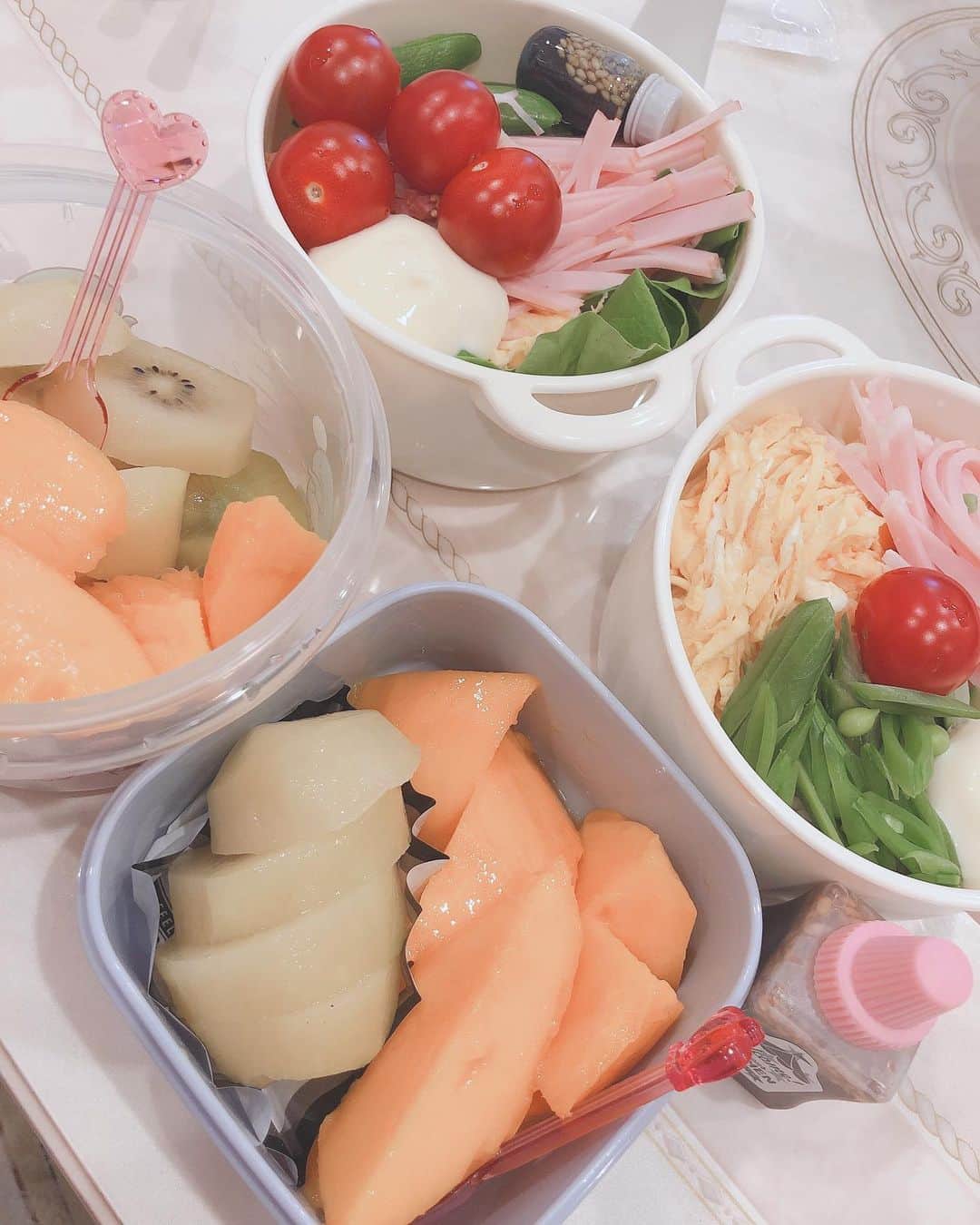 のインスタグラム：「冷やし中華はじめました〜♬ . . 実は、もうすでに２回目の冷やし中華ですが、、、♡ . . 大事なタレを持って行くの忘れてる😭 . . 朝からタレも手作りしたのになー🙃 . . すっかりピンクな軒先にわくわくしすぎて♡ . . お家の前に出るのが楽しい季節です♬ . . 今は、3種類の薔薇と芍薬とクリスマスローズとゼラニウムが綺麗に咲いていて、香りもサイコー♬ . . #おべんたぐらむ #オベンタグラム #女子中学生 #JC #お弁当 #冷やし中華 #マンゴー #キウイ #薔薇 #軒先 #ゼラニウム #クリスマスローズ #芍薬  #SHINO_lunchbox」