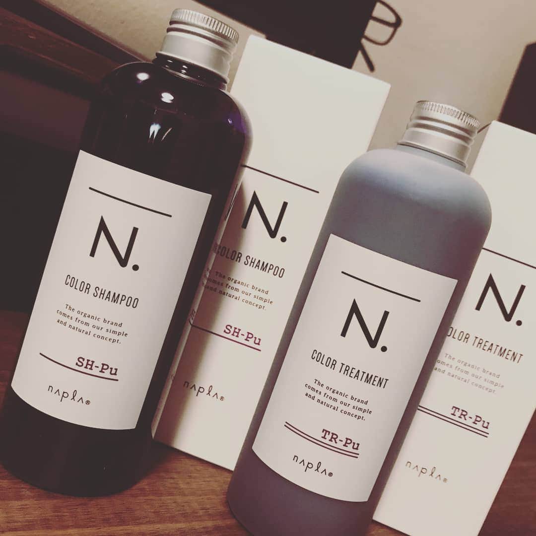 石毛翔弥のインスタグラム：「色を長持ちさせるために購入。  #エヌドット #紫シャンプー #トリートメント #パープル #ハイトーンカラーの黄色味を抑えてくれる」