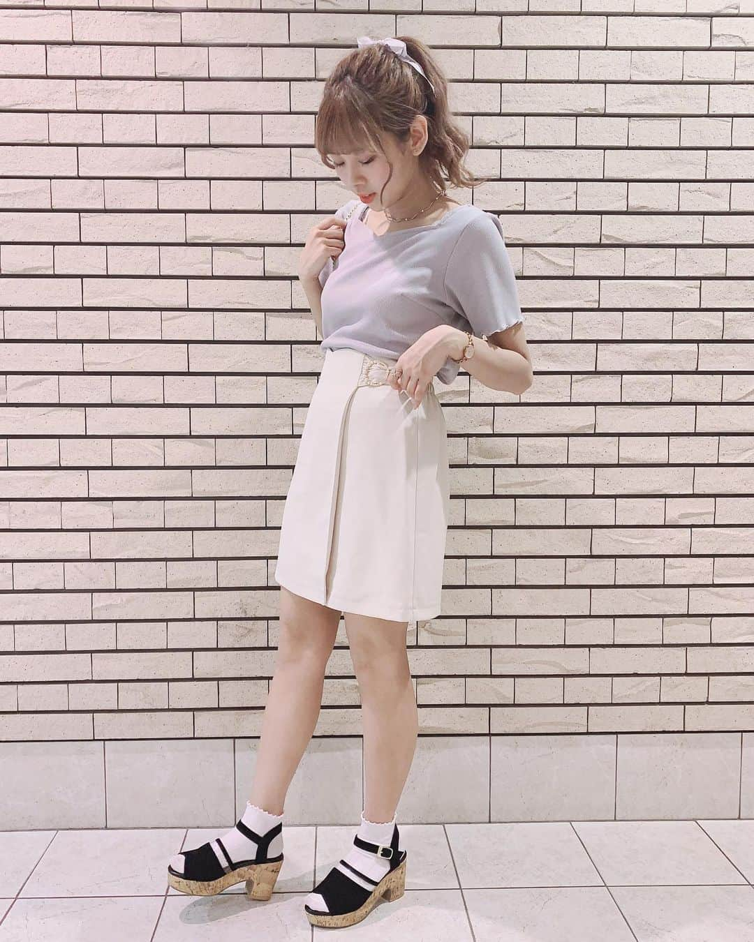 MAJEgirl?officialさんのインスタグラム写真 - (MAJEgirl?officialInstagram)「♡ : 札幌パセオ店staff ( @majegirl_mari ) #156cm .  バックデザインがpointなトップス🎀💫 パールバックルが可愛いミニスカートと フェミニンにあわせました🥰💕💕 . tops #1095010712 #バックビッグリボントップス skirt #1095045225 #ラップスカラップスカート shoes #1095117812 #PVCふかふかソールサンダル bag #1095125515 #ハートポシェット . . #マジェスティックレゴン #マジェ #マジェガール #春コーデ #初夏コーデ #フェミニンコーデ #ガーリーコーデ #リボン #ミニスカート #majesticlegon #majegirl #maje #ribbon #white #instafashion #kawaii #ootd」5月9日 11時18分 - majesticlegon_pressroom