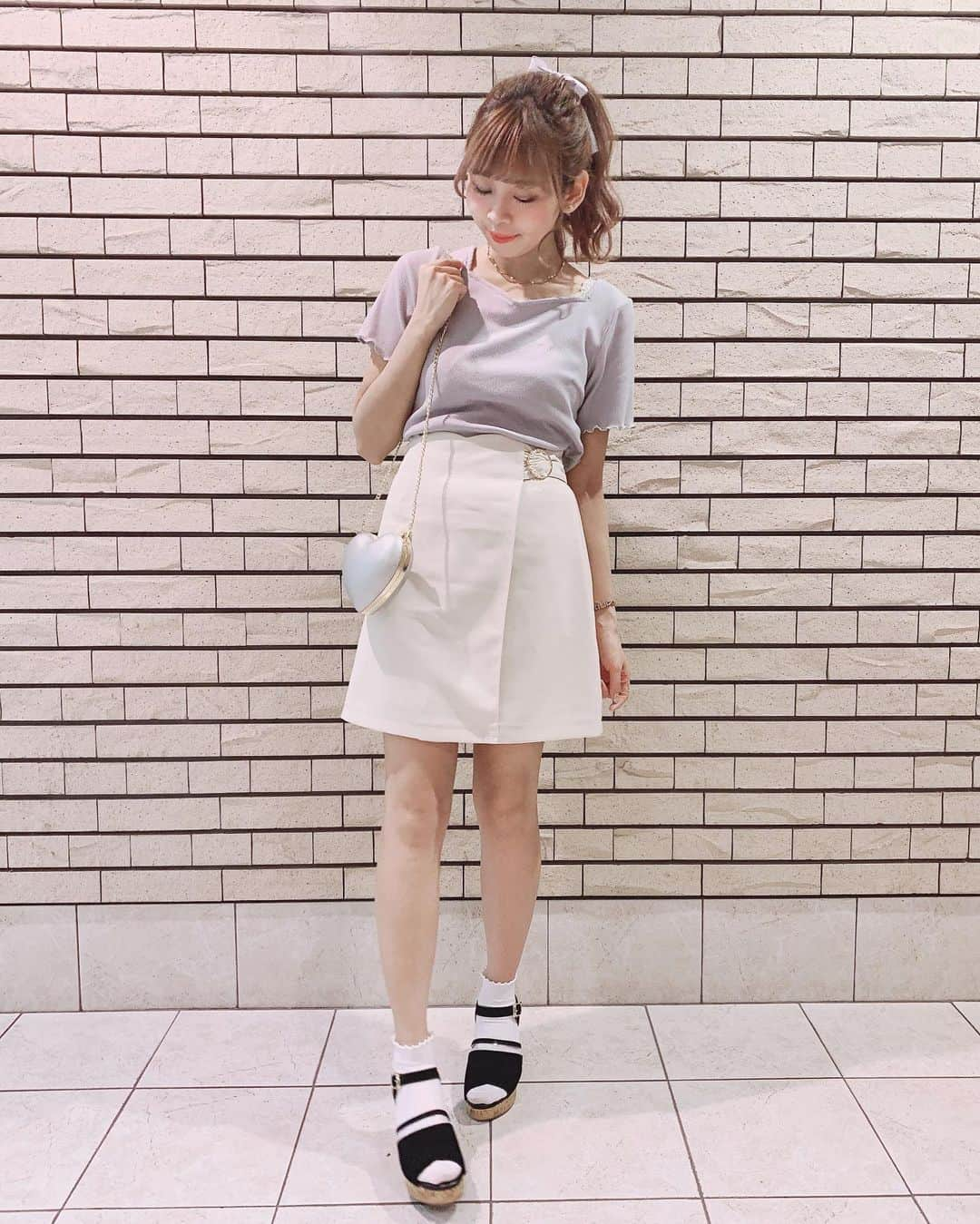 MAJEgirl?officialさんのインスタグラム写真 - (MAJEgirl?officialInstagram)「♡ : 札幌パセオ店staff ( @majegirl_mari ) #156cm .  バックデザインがpointなトップス🎀💫 パールバックルが可愛いミニスカートと フェミニンにあわせました🥰💕💕 . tops #1095010712 #バックビッグリボントップス skirt #1095045225 #ラップスカラップスカート shoes #1095117812 #PVCふかふかソールサンダル bag #1095125515 #ハートポシェット . . #マジェスティックレゴン #マジェ #マジェガール #春コーデ #初夏コーデ #フェミニンコーデ #ガーリーコーデ #リボン #ミニスカート #majesticlegon #majegirl #maje #ribbon #white #instafashion #kawaii #ootd」5月9日 11時18分 - majesticlegon_pressroom