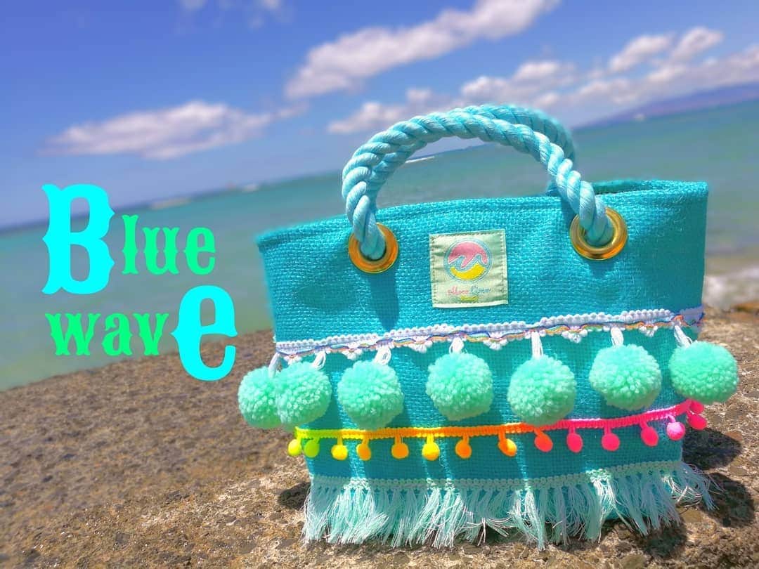 Moco Lima Hawaiiさんのインスタグラム写真 - (Moco Lima HawaiiInstagram)「New* Pompom Just Bag Teal Green, Made By Moco  今日も朝からいいお天気です。海散歩中、あまりにキレイな海の色を表現したくなり作ってみました♡  It's a nice weather today!  I got inspired by the beautiful ocean when I was  walking by the ocean and I made this bag .  #beachday#bluewave#waves#ocean#waikikibeach#hawaii#oahu#honolulu#teal#love#smile#art#photography#handmadebag#mocolima#original#designer#fashion#summer#beach#style#life#ハワイ好きな人と繋がりたい#ハワイ#ワイキキビーチ#夏#海 ♡Showroom 13:00-18:00 Open today♡　近くにお越しの際は是非お立ち寄り下さいませ〜　bills の近くです〜」5月9日 11時18分 - mocolimahawaii
