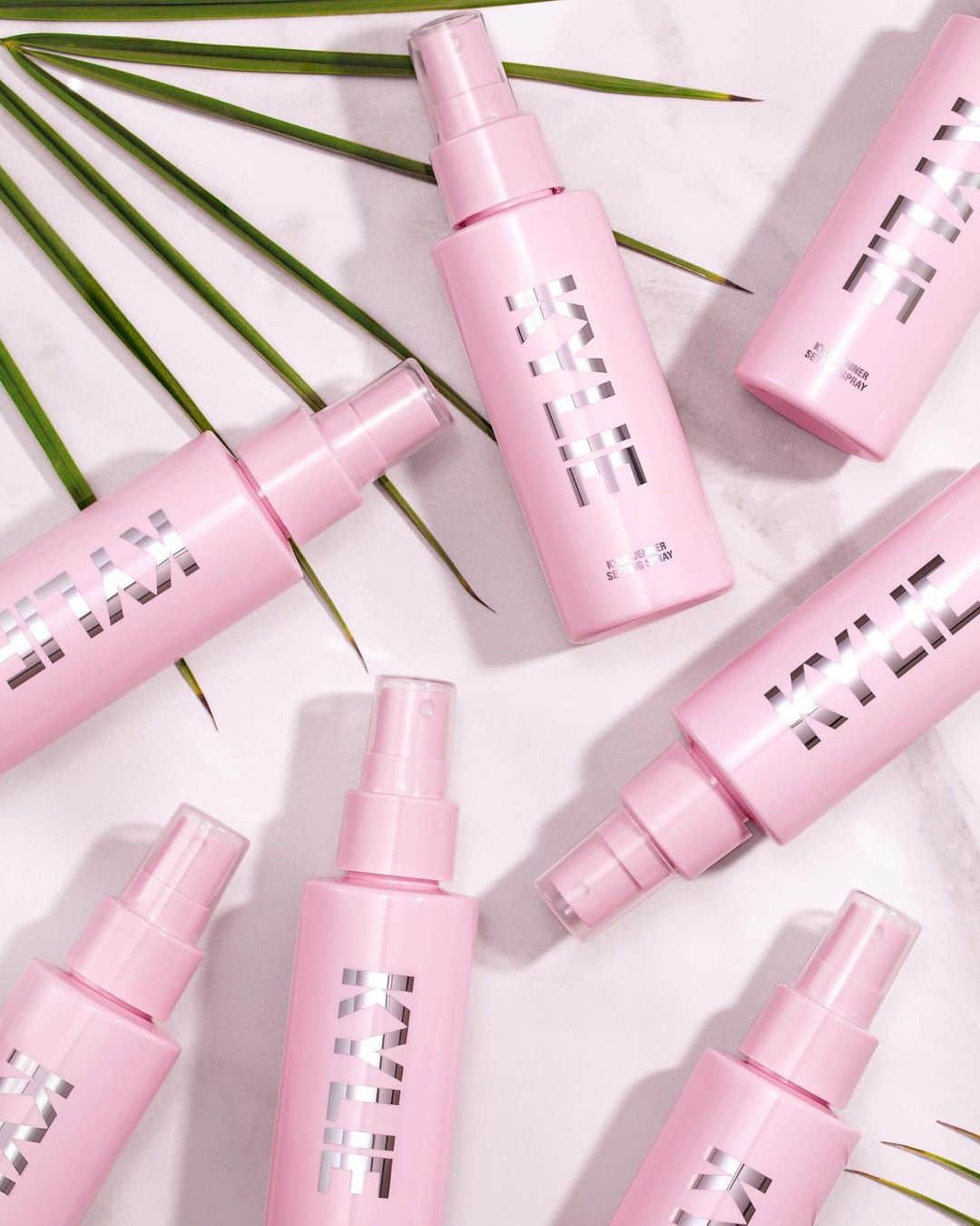 Kylie Cosmeticsさんのインスタグラム写真 - (Kylie CosmeticsInstagram)「set to last ⚡️ tap to shop our fan favorite mattifying setting spray 💕」5月9日 11時23分 - kyliecosmetics