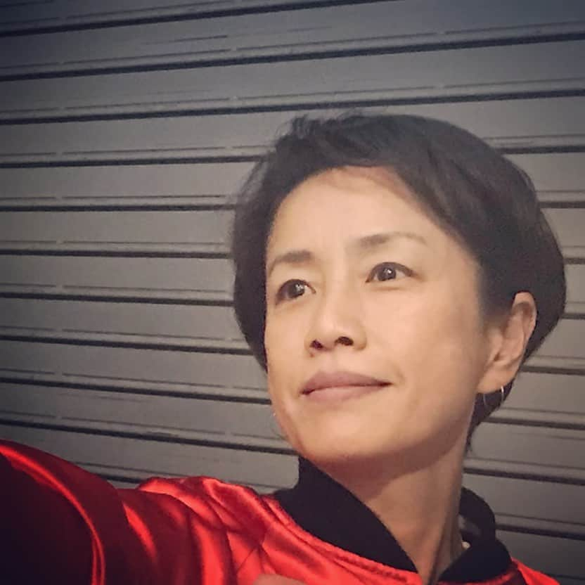 渡辺真起子さんのインスタグラム写真 - (渡辺真起子Instagram)「ショートヘア。  久しぶり。  某組、打ち上がりました。  どこ見てんだからわからんが。  詳細は、追って！ たーのーしーみー。  #髪きりました」5月9日 11時27分 - watanabe_makiko