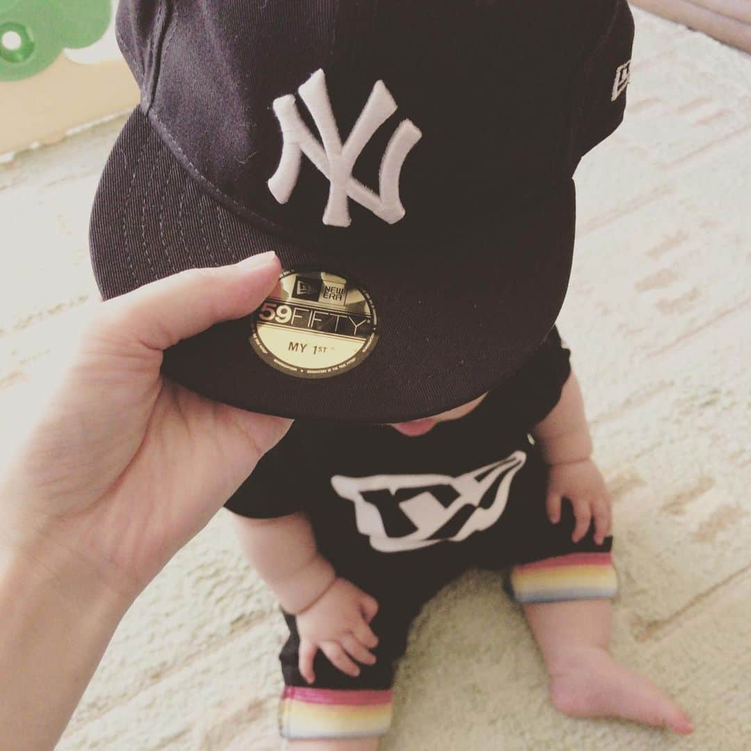 加藤千恵のインスタグラム：「ありがたいいただきものがたくさん！ 息子のキャップデビューは #neweracap となりました。夏のお出かけにたくさんかぶらせよう。わたしもかぶって、母子リンクコーデもできる……嬉しい。どれも可愛いしオシャレだし素敵だー！ 本当にありがとうございます！」