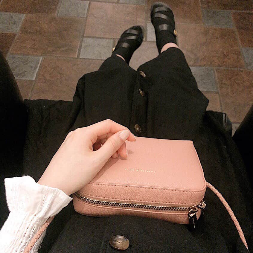 蒼川愛さんのインスタグラム写真 - (蒼川愛Instagram)「こないだの甘かった日の小物たち🐰💗小さめサイズのピンクのバッグ、どストライクのデザイン見つかって嬉しい( ⸝⸝･໐･⸝⸝ )♡ いっぱい使う〜！！ . かわいいバッグたくさんあるの、、🤤🤤シューズも同じく✌🏻️ @charleskeith_jp」5月9日 17時00分 - tougarashi_suki
