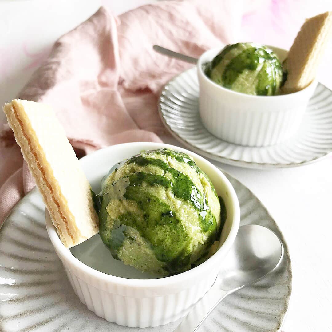 kyusai_kale_officialさんのインスタグラム写真 - (kyusai_kale_officialInstagram)「こんにちは✨だんだん日差しの強い日が増えてきましたね☺夏に近づくにつれて食べたくなるひんやりスイーツ🍦今回は、乳製品を使わない「#ローフード」のケールアイスのレシピをご紹介します。今日は「#アイスクリームの日」だそうなので、ぜひアイスクリーム作りに挑戦してみてください☺作ってくださったらぜひ「#キューサイ」をつけて投稿を♪ -------------------------- ✨材料✨(作りやすい分量) . A(ケール青汁(粉末タイプ) 7g、甘酒 270g、バナナ 4本、ココナッツオイル 100g) B(ケール青汁(粉末タイプ) 2g、アガペシロップ 30mL、バニラエクストラクト 少々) ※バニラエクストラクトが無い場合はバニラエッセンスで代用可 お好みの焼き菓子 適量 . . 1. Aをフードプロセッサーで滑らかになるまで撹拌し、ステンレスバットに流し入れ、3～4時間冷凍庫で冷やし固めます。 . 2. 1.をフォークで空気を含むようにかき混ぜ、さらに3～4時間冷凍庫で冷やし固めます。 . 3. Bをビニール袋に入れて揉むように混ぜ合わせます。 . 4. 2.をアイスディスペンサーで丸くすくい、器に盛り付けます。3.のビニールの角を小さく切り取ってアイスにかけ、お好みの焼き菓子を飾って完成です。 . #キューサイ#青汁#ケール青汁#キューサイの青汁 #アイス好き#アイス食べたい#アイスだいすき#アイスクリーム #ローフード#ロー#ローアイス#ローアイスクリーム #スイーツ女子#スイーツ好き#スイーツテロ#スイーツ部#スウィーツ部#今日のおやつ#手作りお菓子 #おしゃぴく#おしゃピク#オシャピク #シュガーフリー#グルテンフリー #ダイエット#ダイエット女子#ヘルシーレシピ#ヘルシーおやつ」5月9日 11時38分 - kyusai_kale_official