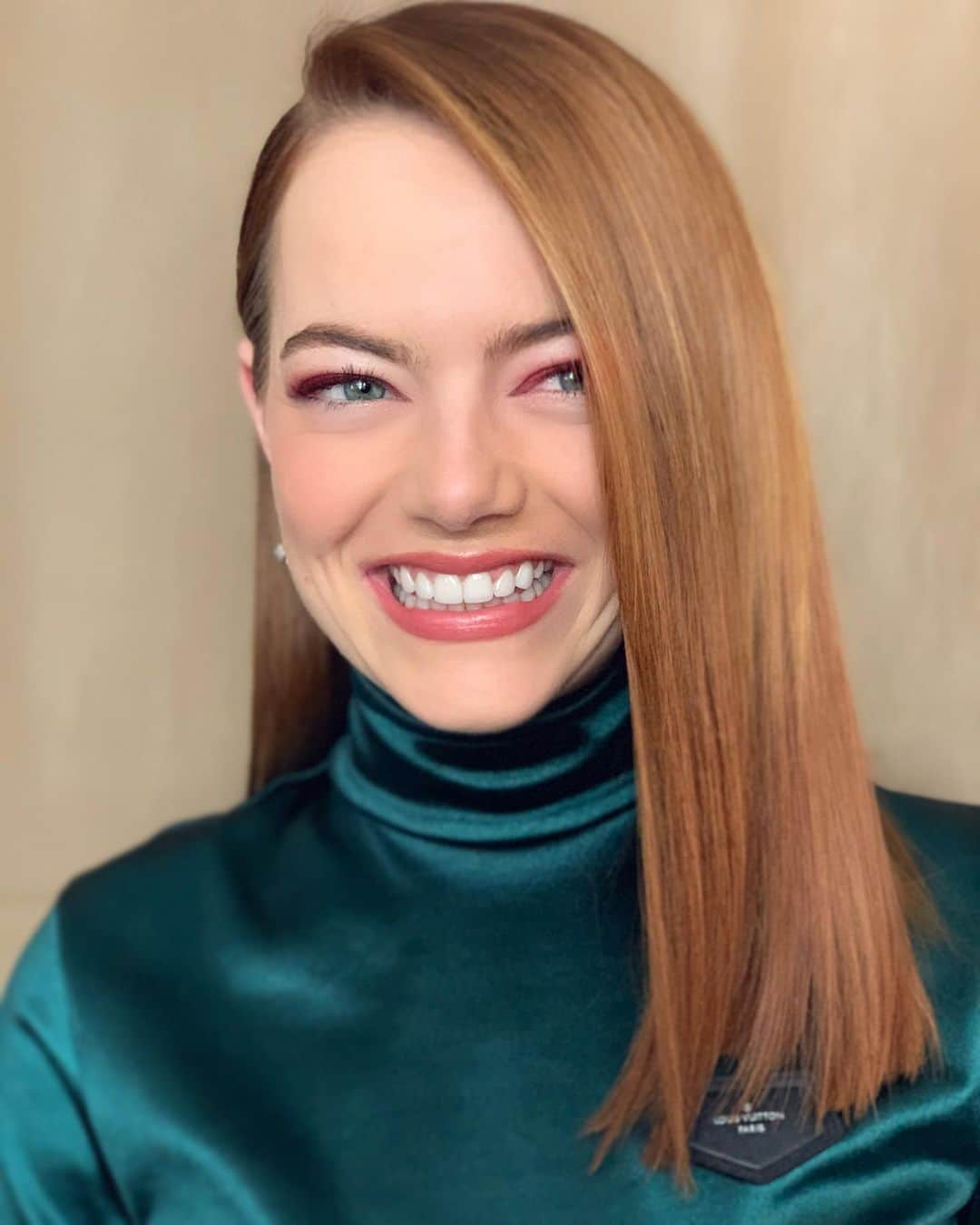 マラ・ロザックさんのインスタグラム写真 - (マラ・ロザックInstagram)「Can you handle the cuteness of this human??? Cuz I really can’t! Sleek and straight for today’s @louisvuitton #LVcruise show #EmmaStone @nicolasghesquiere」5月9日 11時32分 - mararoszak