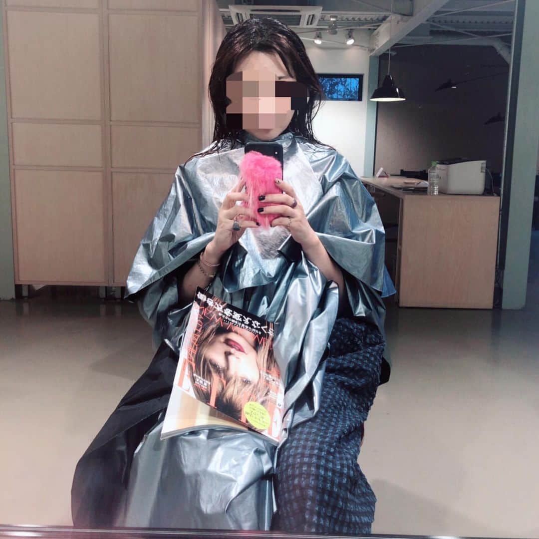 のインスタグラム：「✂️ #気分転換！ #haircut  #haircolor  #change  1年前は顎ラインのボブだったハズ。 伸びるの早い！ 🎨 #モザイク  はじめて使ってみたw」