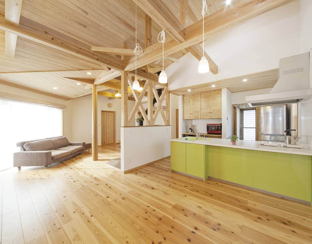 株式会社アート・宙さんのインスタグラム写真 - (株式会社アート・宙Instagram)「木に囲まれた平屋。  柱や梁、床や天井板はもちろん、建具や収納まで木のぬくもりを感じる、あたたかなLDK。  キッチンの色がアクセントとして映えますね。  #注文住宅 #マイホーム #新築 #家 #暮らし #住宅 #house #自然素材 #建築 #住まい #木の家 #施工事例 #デザイン #マイホーム計画 #home #一戸建て #設計 #平屋 #自由設計 #無垢材 #アート宙 #あーとそら #三重 #間取り #暮らしの間取り #キッチン #リビング #ナチュラル #ダイニング #工務店」5月9日 11時47分 - artsora.hp