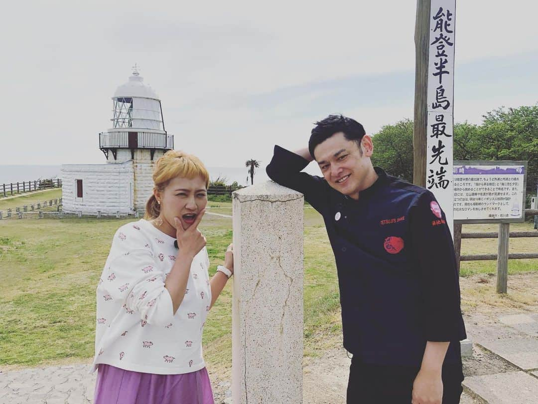 丸山桂里奈さんのインスタグラム写真 - (丸山桂里奈Instagram)「今日は朝から、シャンプーハットのてつじさんとロケです♫ とてもはじまりから楽しく、てつじさんのなんとも言えないオーラに包まれています。まるでケバブの中のトマトのように🍅 そして、いつも思うのはどんな場所でもカメラマンさんは後ろ向きで歩き、かけがえのない友達のように音声さんはカメラマンさんの横につき、スタッフさんみなさんも近くにたくさんいてくださり、こんな素晴らしい場所、人に出会い、私は幸せだなと感じている日和です⤴︎ いろんなものを目で見て、感じて、なかなか日常では味わえないような体験ができるのもありがたいの一品につきます🤭⤴︎ さ、午後からのロケも楽しみます🙋‍♀️ てつじさん、よろしくお願い致します😃😃😃 #ロケ #シャンプーハットてつじさん #本並さんにそっくり #テルマエロマエに二人で出て欲しい #いい人すぎ #優しい #ただめちゃくちゃ熱い #身体から湯気が出るくらい熱い #気配りがすごい #ギャップがすごい #てかあたしの顔 #全部やばくない？ #いい意味で #インスタバエ」5月9日 11時45分 - karinamaruyama