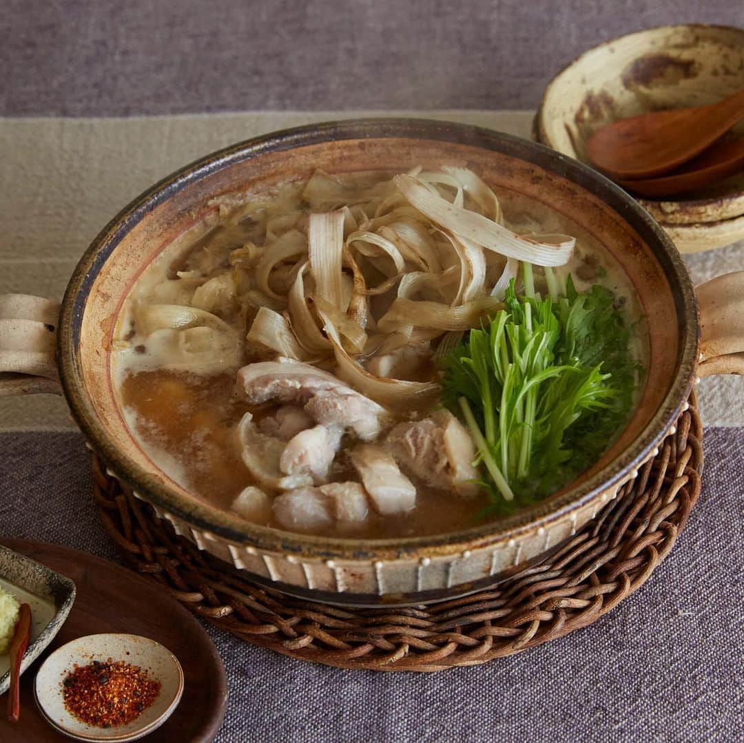 ののじ公式アカウントのインスタグラム：「.⁣ ／⁣ ごぼうと塩麹どりのみそ鍋のご紹介🍲⁣ ＼⁣ .⁣ ごぼうは食物繊維が豊富👍🏻⁣ 塩麹とみそのダブルの発酵食品も⁣ 腸内環境を整える手助けをしてくれますよ😊⁣ .⁣ 【材料】（2人分）⁣ ごぼう・・・1本⁣ とりもも肉・・・1枚（約250g）⁣ 水菜 ・・・1/4わ⁣ 塩麹（うらごしタイプ）・・・大さじ2⁣ 昆布・・・8cm(約6g)⁣ みそ・・・大さじ2⁣ しょうゆ・・・大さじ1/2⁣ 薬味⁣ しょうが・・・1かけ⁣ 七味とうがらし・・・適量⁣ .⁣ 【作り方】⁣ .⁣ ＜1＞鍋に水3カップ、昆布を入れて1時間以上浸す。⁣ ＜2＞とり肉は半分に切ってから一口大のそぎ切りにする。⁣ ポリ袋に入れて塩麹を加え、とり肉にまんべんなくまぶして約30分おく。⁣ ＜3＞ごぼうはたわしで洗い、「#スージー＆みじん 」で約15cm長さになるように削り、順次水につける。⁣ 削り終わったら水けをきる。水菜は4～5cmの長さに切る。⁣ ＜4＞＜1＞の鍋を強めの中火にかけ、煮立ったら昆布を取り除き、＜2＞のとり肉を塩麹ごと入れて煮る。⁣ アクが出てきたら除き、みそとしょうゆで調味する。⁣ ごぼうを加えてふたをし、ごぼうを好みの固さに煮て、水菜を加えてさっと煮る。⁣ ＜5＞しょうがを「 #手のり香味おろし 」でおろして、七味とうがらしとともに添え、汁ごと取り分けて食べる。⁣ .⁣ 季節の変わり目で体温調節が難しいこの時期。⁣ 温かい鍋で身体を中から整えましょう👌⁣ .⁣ 「スージー＆みじん」「手のり香味おろし」のご購入は、⁣ ののじ公式instagram @nonoji.official のリンク先、公式HPをご利用くださいませ🧚🏻‍♀️⁣ .⁣ にこにこ、うふふが、いっぱい😊⁣ .⁣ .⁣ #ののじ #手のり香味おろし #スージー＆みじん #野菜 #ごぼう #手料理 #料理好きな人と繋がりたい #鍋 #塩麹 #お弁当 #健康ごはん #キッチングッズ #便利グッズ #おうちごはん #家庭料理 #簡単ごはん #時短料理 #instafood #tasty #ワンランク上の生活 #vegetables #デリスタグラム #キッチン雑貨 #おろし #yummy #晩ごはん #豊かな食卓 #朝ごはん #お昼ごはん」