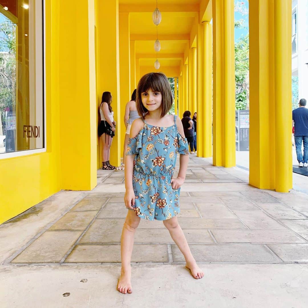 Ilana Wilesさんのインスタグラム写真 - (Ilana WilesInstagram)「So. Harlow had a very big day today. She got her first grown-up tooth. “Oh, did she lose a tooth???” You might ask. No, she did not, but that is a very normal question. We asked the same when she had the school nurse call us to alert us of this very important tooth emergency. Apparently, Harlow has just gained a new molar. But. This is important because when the subject of grown-up teeth comes up in class, which she tells me comes up quite often, she can now say— YES. I HAVE ONE.」5月9日 11時55分 - mommyshorts