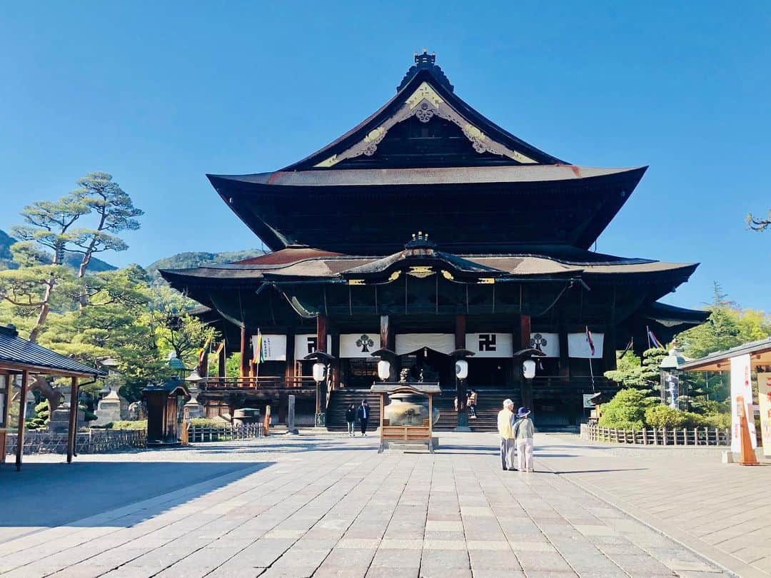 crie style クリエすずき建設のインスタグラム：「10連休のGWが終了し、 世間が通常モードに切り替わって、 少々寂しさを感じる今日この頃ですʕ•ᴥ•ʔ 今年のGWは、新たな時代が幕を開けた、 日本にとっても とても特別な時間となりました。 “令和” という時代、多くの方にとって 優しい温かい時代となりますように＊.。・°・ ちなみに私個人では、このGWに地元長野へ 帰省してまいりまして、 おなじみ善光寺参拝など、温かな時間を 過ごしてまいりました( ˘ω˘ ) 令和始まって最初の帰省の模様も、 クリエHP内で更新中の『クリエ通信』にて お届けする予定ですので、是非お茶やコーヒー片手に、 まったりとお読みくださいませ♪ ＊プロフィールへ掲載のURLよりご覧くださいませ。 (広報 丸山)  #GW#令和#帰省#長野 #善光寺#お寺#参拝#海なし県 #見事に山に囲まれておりますね #戸建て#注文住宅 #バリアフリー#セカンドライフ #ユニバーサルデザイン #新築#リノベーション#リフォーム #ライフスタイル#住まいづくり #楽しく人生をデザイン#criestyle #クリエスタイル#crie#クリエ #すずき建設#クリエすずき建設 #クリエすずき#工務店#柏市#柏」