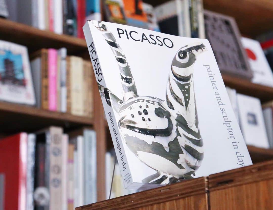 nostos booksさんのインスタグラム写真 - (nostos booksInstagram)「オープンしました。本日の #ノストスオススメ は、『Picasso: Painter and Sculptor in Clay』。﻿ ﻿ こちらは20世紀最大の芸術家として名高いパブロ・ピカソの陶芸作品に焦点を当てた展示会図録。﻿ 器、花瓶、オブジェといった様々な対象にも、その模様や造形にピカソの絵画世界を感じ取ることができます。﻿ ﻿ わたしの個人的ツボは、鳥やひとのかたちをしたオブジェとそのデッサン。これらを見ていると、ピカソが単に陶芸作品ではなく、命を宿した「いきもの」を生み出そうとしているように思えてならないのです。﻿ ﻿ 絵画のなかに描かれた動物たちも、いつかピカソの手でキャンバスから取りあげてもらえる日を夢見てたんじゃないかなぁ。﻿(なんて妄想してみたり。) ﻿ ﻿ ﻿#picasso #パブロピカソ #陶芸  #nostosbooks #本屋 #書店 #bookstore #bookshop #本 #book #books #読書 #本好き #本が好き #世田谷線 #松陰神社前」5月9日 12時04分 - nostosbooks