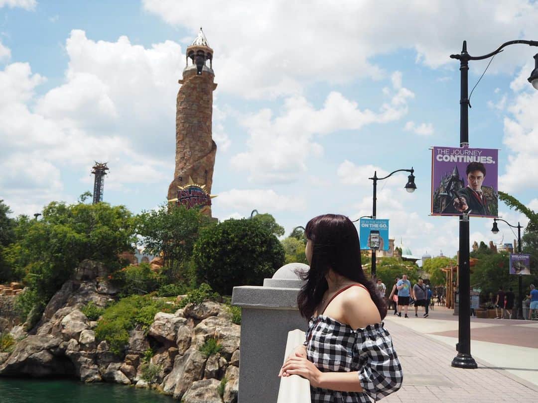 のインスタグラム：「@waewrada ‘s Grad Trip (Day 4): 3/4 of the day was me walking in soaking wet shoes and the other 1/4 was me abandoning my sister for extreme roller coasters 🎢 #เปิดมาเครื่องที่2ก็เอาซะชุ่มทั้งรองเท้า #เดินมาทั้งวันเพิ่งแห้งตอน3ทุ่ม #พี่แววเจอปาล์มเล่นรถไฟเหาะเข้าไป #ตอนท้ายๆบอกไปเล่นเองนะเดี๋ยวรอข้างหน้า 😅」