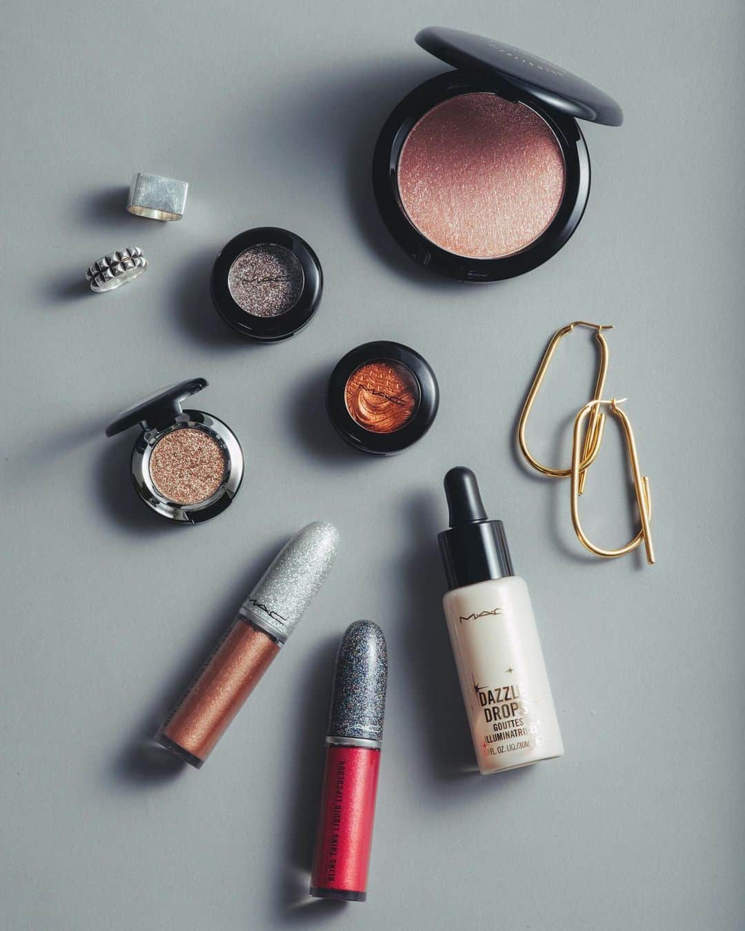 M∙A∙C Cosmetics Japanのインスタグラム：「⠀ キラキラ光り輝くコレクション「M·A·C ゲット ブレーズド」が登場✨ ポイントメイクでグリッターの輝きをプラスして❤️ ⠀ ⠀ #MACGetBlazed #MACゲットブレーズド ⠀ *公式オンラインショップ 5/7発売 *全国 5/10発売 ⠀ ⠀ ↓↓掲載製品↓↓ [ダズル ドロップス] ダズルピーチ [ダズル ハイライター] ダズルピンク [エクストラ ディメンションフォイル アイシャドウ] コップ ア ポーズ [シャイニー プリティ シャドウ] ジョイ トゥ [シャイニー プリティ シャドウ] ピー フォー ピンク [ブリング シング リキッド リップ トップコート] デリシャスリー ディスラプティブ [ブリング シング リキッド リップカラー] オート フラッシュ ⠀ ⠀ PHOTO: @takaki_iwata DIRECT: @aiaizm ⠀ ⠀ ⠀ ⠀ ⠀ ⠀ #MACCosmeticsJapan #MACコスメ #MACCosmetics  #MAC #コスメ #メイク  #リップ #リキッドリップ #リップメイク #MACリップ #MACアイメイク #MACアイシャドウ #アイシャドウ #つや #ツヤ肌 #艶肌 #ハイライター #グリッター #キラキラ #ラメ #限定」