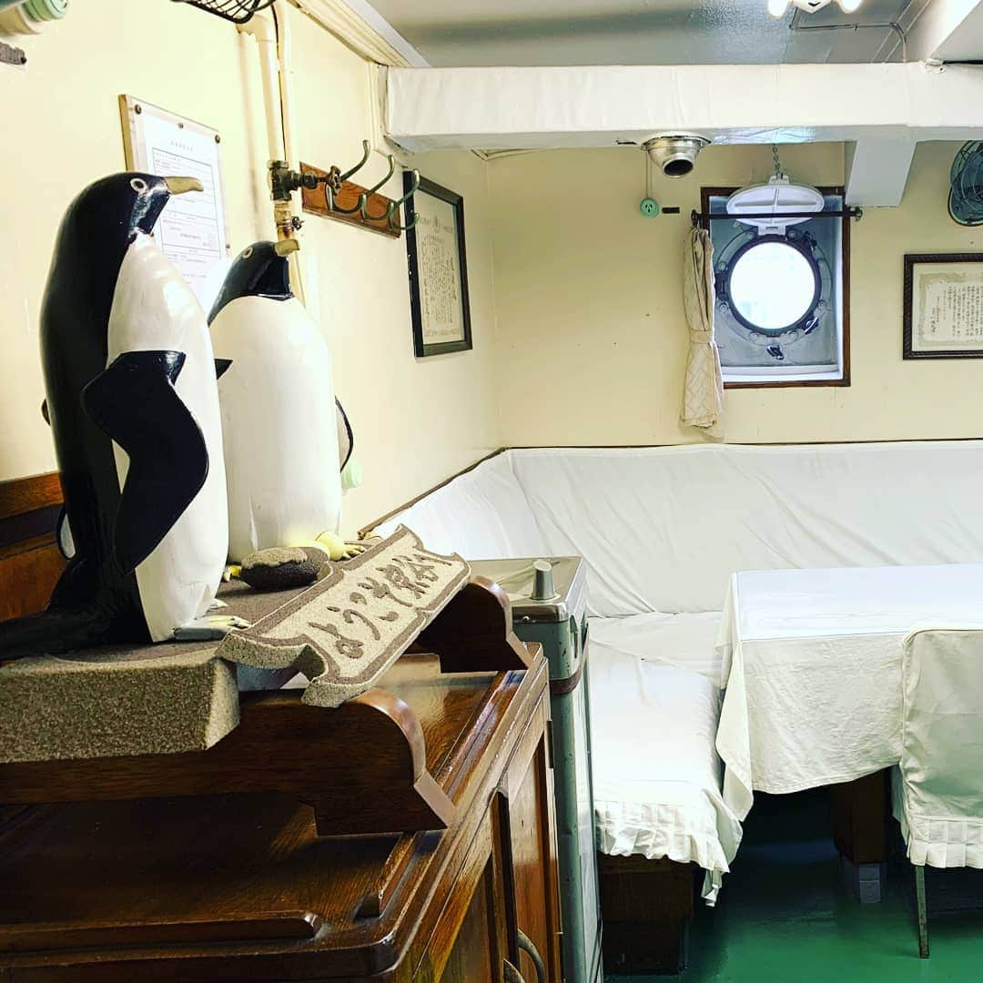 美ら島Travel のインスタグラム：「東京お台場にある船の科学館で展示されている南極観測船「宗谷」内の食堂です。 中ではペンギンが2匹、ようこそ宗谷へと歓迎してくれます。 南極観測船だけにマスコットはペンギンなんでしょうかね、とってもかわいいです♪ . ☆★☆★☆★☆★☆★☆★ 船の科学館 住所：東京都品川区東八潮3番1号 電話番号：03-5500-1111 ☆★☆★☆★☆★☆★☆★ . #japan　#tokyo　#travel　#lovejapan　#lovetokyo　#odaiba　#museumofmaritimescience　#東京　#お台場　#船の科学館　#科学館　#宗谷　#南極観測船　#食堂　#ペンギン　#海　#南極　#ワクワク　#一人旅　#旅行　#旅行女子　#旅女子　#旅好き　#旅行好きな人と繋がりたい　#観光名所　#観光　#東京旅行　#東京観光」