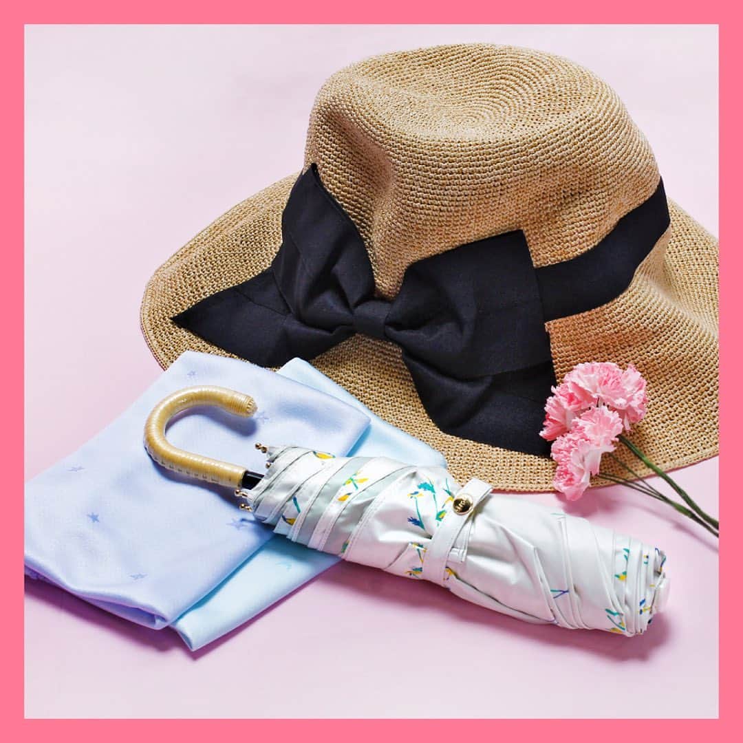 天王寺ミオさんのインスタグラム写真 - (天王寺ミオInstagram)「. お出かけ好きなお母さんにぴったりのプレゼント。これからも、一緒にいろんなところに行こうね。 . (1)ブルーブルーエ メランジュ 帽子や日傘、クールスカーフなどこれからの時期のお出かけに必須のアイテムをご用意。リボンや花柄の可愛いモチーフで、お出かけがもっと楽しくなります♪ . (2)ジンズ「JINS Switch」 1本でメガネにもサングラスにもスイッチ！メガネの上からプレートを重ねることでサングラスにもなる2WAYグラスです。マグネット式なので、手軽に着脱できます◎ 利用シーンにあわせた様々なタイプを豊富にラインナップ。 . 商品の詳細は店舗へお問い合わせください。 ーーーーーーーーーーーーーーーーーーーーーーーーーー プラザ館3F ブルーブルーエ メランジュ TEL：06-4305-2601 . プラザ館2F ジンズ TEL：06-6779-1290 ーーーーーーーーーーーーーーーーーーーーーーーーーー #ブルーブルーエ #bleubleuet #ジンズ #jins #天王寺ミオ #tennojimio #天王寺mio #텐노지미오 #関西  #간사이 #osaka #오사카 #大阪 #tennoji #텐노지 #天王寺 #あべの #abeno #关西 #商场 #母の日プレゼント #母の日のプレゼント #母の日ギフト #帽子 #日傘 #クールスカーフ #jinsswitch #メガネ #サングラス #日焼け対策」5月9日 12時13分 - tennojimio_official