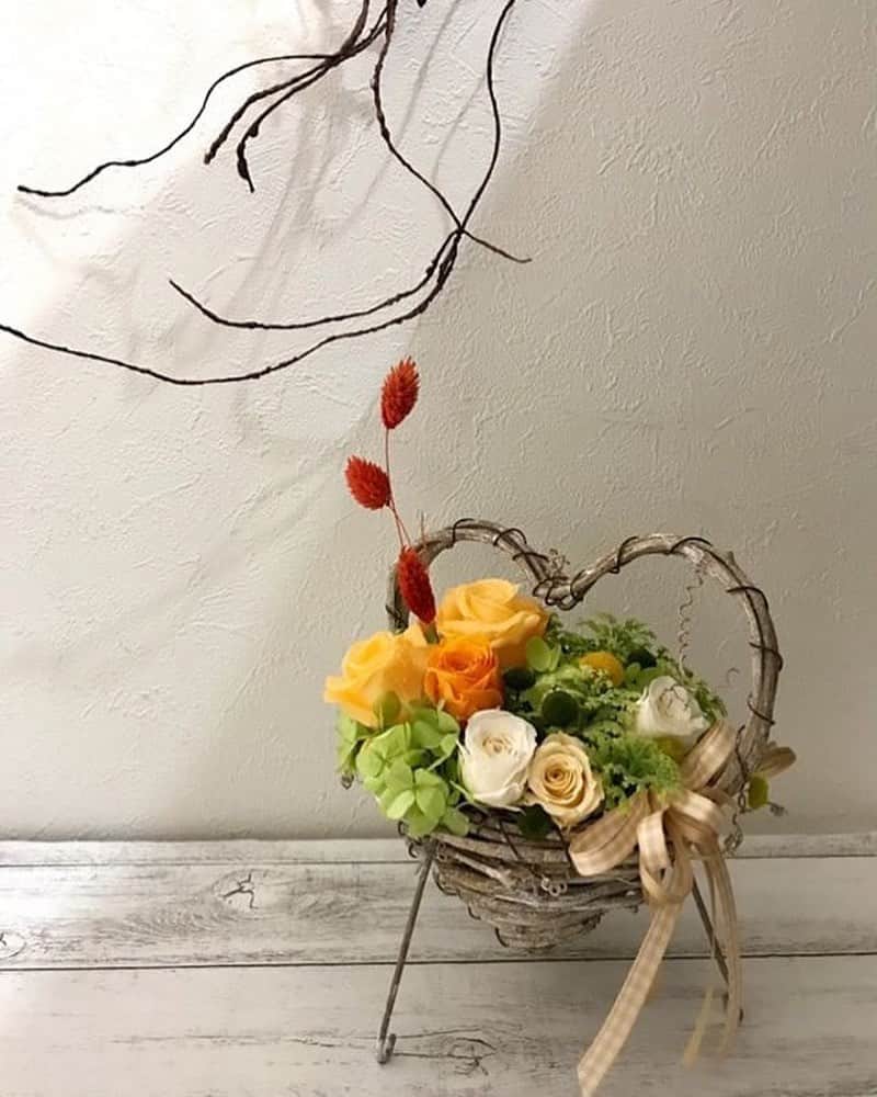 東京堂アーティフィシャルフラワーMAGIQのインスタグラム：「・ 🍀MAGIQ キャンペーン🍀 【マザーズデーキャンペーン】 💫💫💫💫💫💫💫💫💫💫💫💫 👑【入賞】発表❗️👑 ✳️💫Congratulations🏆💫✳️ 🎊おめでとうございます🎉🎊 ・ Photo by @522yama2 👏👏👏 ・ 💫💫💫💫💫💫💫💫💫💫💫💫 素敵な写真タグ付けして、キャンペーンに投稿していただきありがとうございます🙇 ・ 素敵な写真を共有させて頂きます♪ ・ これからも @magiq.jp  をよろしくお願いいたします。 ・ 🔸🔸🔸🔸🔸🔸🔸🔸🔸🔸🔸🔸 【マザーズデーキャンペーン ご参加頂きました皆様】 キャンペーンへのご参加頂き、 誠にありがとうございました🙇‍♂️ ・ 今後も、キャンペーンは続きますので次回キャンペーンも参加よろしくお願い致します🙇‍♂️ ・ #MAGIQ#MAGIQのある暮らし#TOKYODO#東京堂#アーティフィシャルフラワー#アーティフィシャル#フラワー#アートフラワー#造花#花のある暮らし#花のある生活 #花好きな人と繋がりたい#フラワーデザイン#フラワーアレンジメント#フラワーアレンジ#アレンジメント#キャンペーン#母の日#母の日アレンジ#母の日ギフト#artificialflower#artificial#花藝#插花#花藝課#保鮮花#不凋花#꽃스타그램#조화」