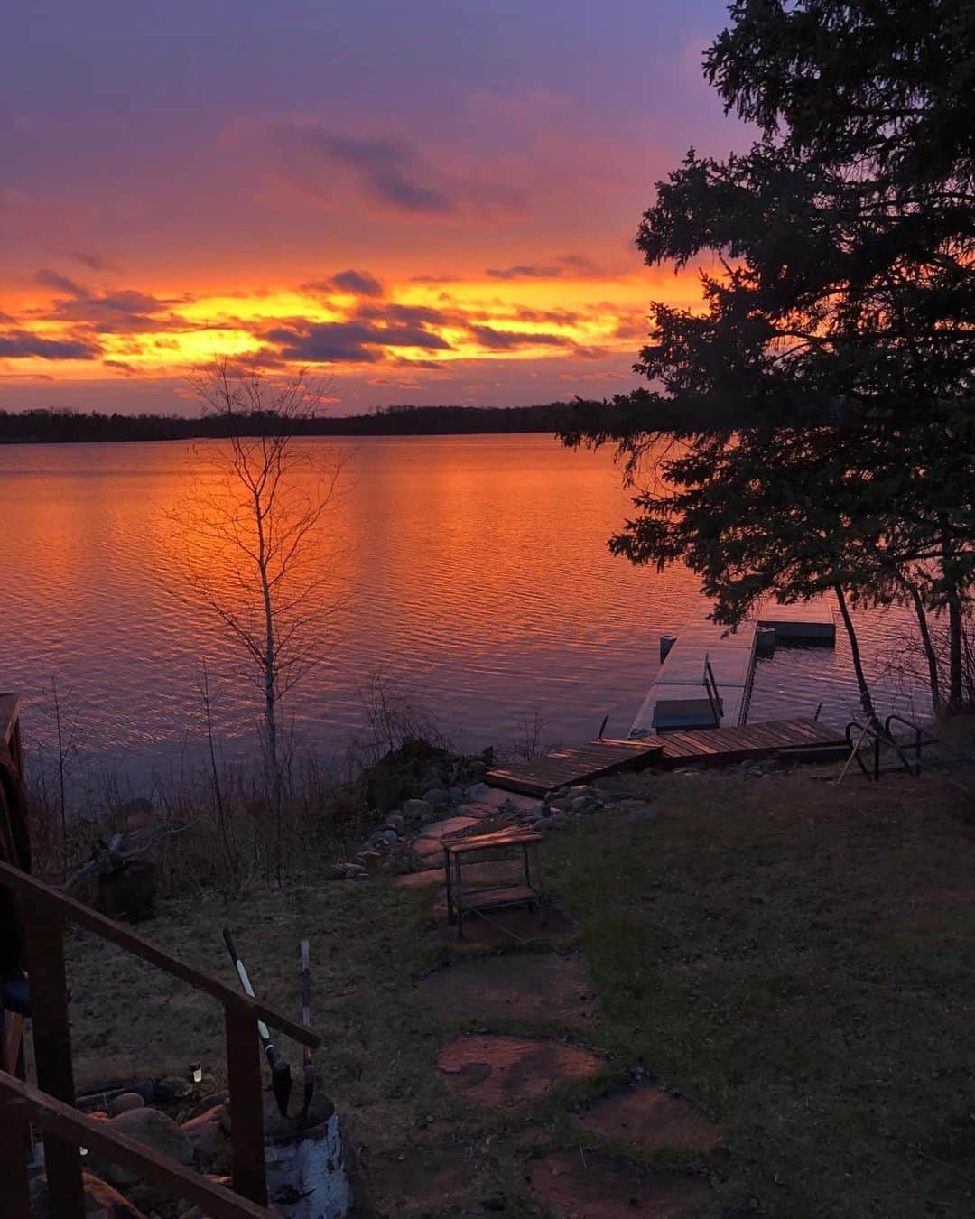 ジョシュ・デュアメルさんのインスタグラム写真 - (ジョシュ・デュアメルInstagram)「The health benefits of marshmallows increase when enjoyed during a sunset on the lake... at least that’s what I told my 5 year old. #dadoftheyear」5月9日 12時12分 - joshduhamel