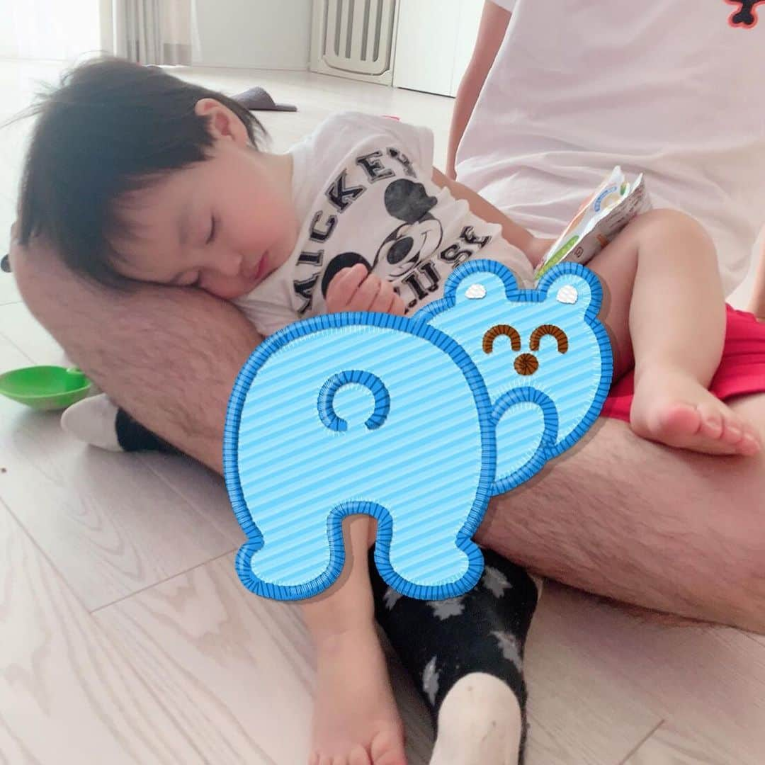 アレクサンダーさんのインスタグラム写真 - (アレクサンダーInstagram)「甘えん坊だな❤️ おちび  そんな所で寝て 今のうちに爪切りするわ ヤッピー❤️ #子育て  #子育て日記」5月9日 12時31分 - alexanderfriends