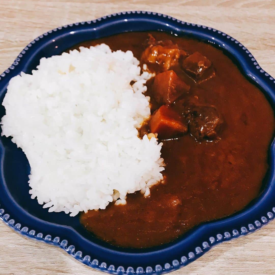 森野光晴のインスタグラム：「#レトルトカレー 佐賀県産 和牛カレー  具がゴロゴロでとても良いですね〜 ライスがあっても映える写真は撮れない。」