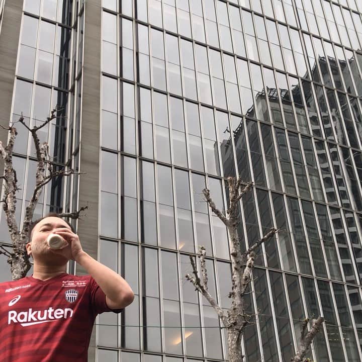 アイアム野田のインスタグラム：「コーヒー牛乳が無性に飲みたくなる時ある #今日は何の日 #ゴクゴクの日 #５月９日 #アイアム野田 #iniesta #イニエスタ #visselkobe #連敗続き #止まない雨はないじゃない」
