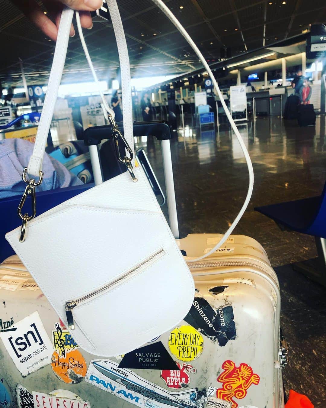 のインスタグラム：「@calli_tokyo のポシェットにパスポートと携帯をいれて✨ ロケ行ってきまーす✈️ ・ ・ #初おろし #callitokyo #travel #ロケ #近いようで遠い国へ#電波安定してないかも#ラインは多分通じないので友人の皆様ショートメールでお願いします🤔#気合い #笑顔で行ってきます ❣️」