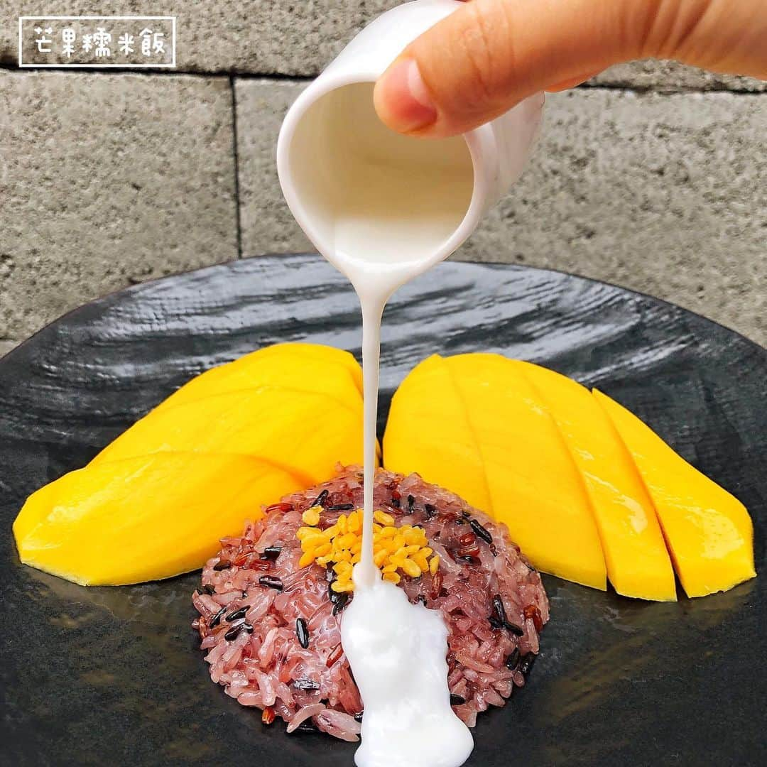 4foodie, for foodieさんのインスタグラム写真 - (4foodie, for foodieInstagram)「📍Taipei, Taiwan baan taipei / 以下菜名及價位 沙爹豬肉串 $280 美味程度：🌕🌕🌕🌕🌗 💡補充💡鹹鹹甜甜的沙爹豬，肉質軟嫩，旁邊還有附上沙爹醬跟糖醋黃瓜醬🥒糖醋醬酸酸甜甜的，蠻開胃！沙爹醬比較濃郁，口味偏重，不過整體兩個醬我都蠻喜歡的！ 芒果糯米飯 $320 美味程度：🌕🌕🌕🌕🌕 💡補充💡這是我最喜歡的甜點！！！每次來都必點的甜點❤️❤️❤️芒果搭配甜糯米飯🥰使用卓安南芒果🥭與熱熱的甜糯米做搭配，最後再淋上椰奶，即使再飽也塞得下肚子的經典泰式甜點！不可錯過🙏🏻 海鮮炒板條 380 美味程度：🌕🌕🌕🌕🌑 💡補充💡這次沒點炒河粉，改吃海鮮炒板條！裡面有大蝦、炸鱸魚與炸花枝！炒板條帶有濃濃的蠔油味🤤海鮮份量也蠻多的，一大塊炸鱸魚，肉質濕潤不會乾柴！比起炒河粉這道口味沒那麼甜～ 炸雞翅 $280 美味程度：🌕🌕🌕🌗🌑 💡補充💡炸雞翅很貼心的尾端去除！上面灑上炸蒜酥，搭配辣雞醬去油解膩～比較可惜的是有些肉質偏乾🍗 鮮蝦粉絲煲 $680 美味程度：🌕🌕🌕🌕🌗 💡補充💡粉絲煲帶有滿滿的香菜與胡椒味，搭配三隻大蝦，底下還有豬油片提味，整體口味濃郁💕粉絲也不會結塊結在一起👍🏻 雞肉炒腰果 $380 美味程度：🌕🌕🌕🌕🌑 💡補充💡雞肉片蠻嫩的，第一次吃到搭配腰果，腰果很香很脆，感覺蛋白質滿滿✨✨✨整體胡椒味偏重，旁邊也有很多的彩椒～搭配糙米飯非常下飯🍚🍚🍚 泰式奶茶 $120 美味程度：🌕🌕🌕🌕🌕 💡補充💡目前喝過最愛的泰式奶茶🤤🤤🤤甜度夠，也很濃郁，搭配碎冰其實也不會甜膩！ 整體： 環境衛生：🌕🌕🌕🌕🌗 服務態度：🌕🌕🌕🌕🌑 再訪意願：🌕🌕🌕🌕🌗 🗺台北市大安區敦化南路一段233巷15號 🚇捷運忠孝敦化站5號出口 ☎️(02)2711-0528 ⏰11:30-14:30 17:30-22:00 🍽2019.03.08到訪用餐 💡補充💡最愛的道地泰菜餐廳終於在中午營業了🎉🎉🎉由泰國米其林主廚 @cheftonn 來台展店的 @baantaipei 有著不一樣的堅持跟菜色，幾乎無法調整辣度，堅持泰式家常風味！已經四五訪了吧😂在台北找到正宗泰式餐廳真的好感動🙏🏻尤其中午開始營業，有夠開心(❁´ω`❁) #4foodie #4foodie忠孝敦化站 #台北泰式料理 #台北泰式 #東區美食 #taipei #台北美食 #忠孝敦化美食 #忠孝敦化泰式料理 #baantaipei #taipeithaifood #thaifood #thairestaurant #thaifoodstyle #thaifoodlover ©版權所有，不得轉載copyrights reserved」5月9日 13時06分 - 4foodie