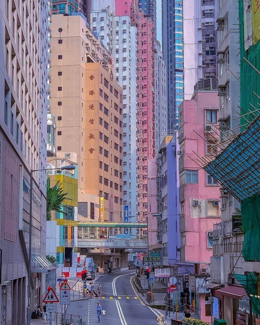 Discover Hong Kongさんのインスタグラム写真 - (Discover Hong KongInstagram)「Loving these pastel colours in the city! 七彩悅目的水泥叢林！ 📷: @glennrobsmith #DiscoverHongKong #repost」5月9日 13時01分 - discoverhongkong